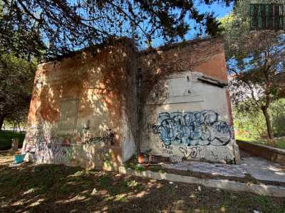 I muri esterni della villa ricordano per� ancora oggi quando il fabbricato era �abitato� dai ragazzi...